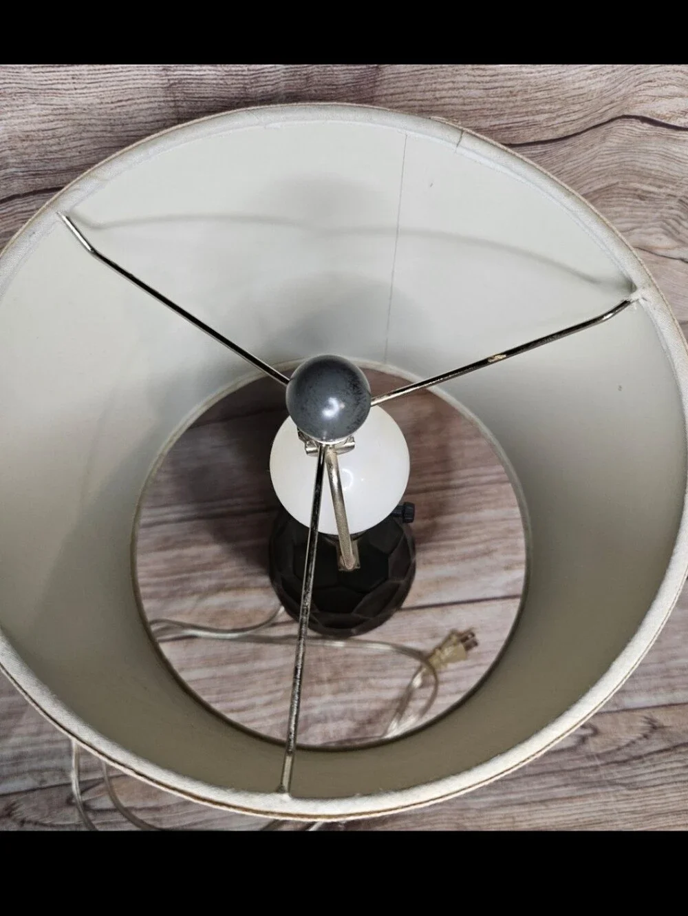 Honeycomb decorative table lamp